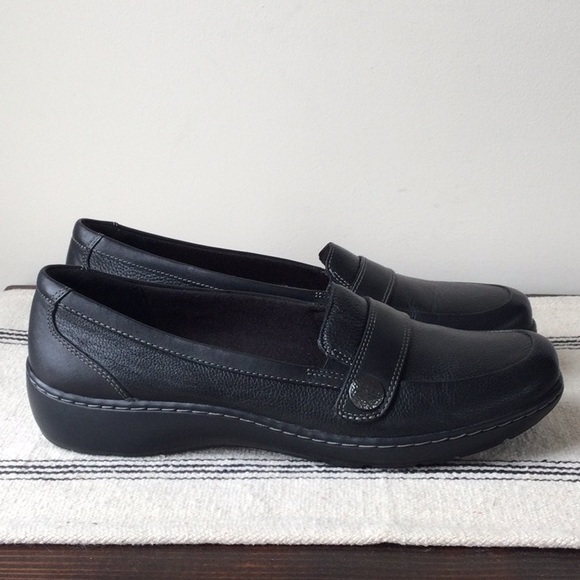 Clarks Shoes - Like new Clarks black flats Sz 11 🔥final price🔥